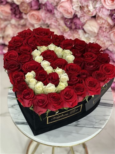Büyük Kalpli Kutuda Kırmızı Güller ve Harf
