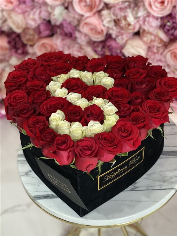 Büyük Kalpli Kutuda Kırmızı Güller ve Harf