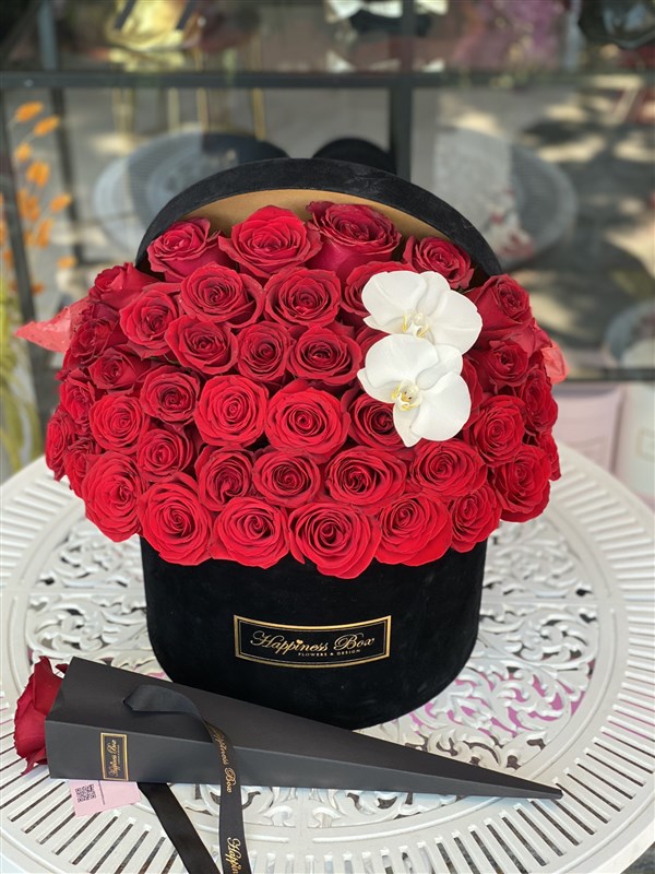 Siyah Mega Kutuda Kırmızı Güller