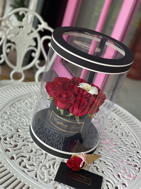 Siyah Silindir Tasarım Kutuda Kırmızı Güller ve Orkide Yaprağı