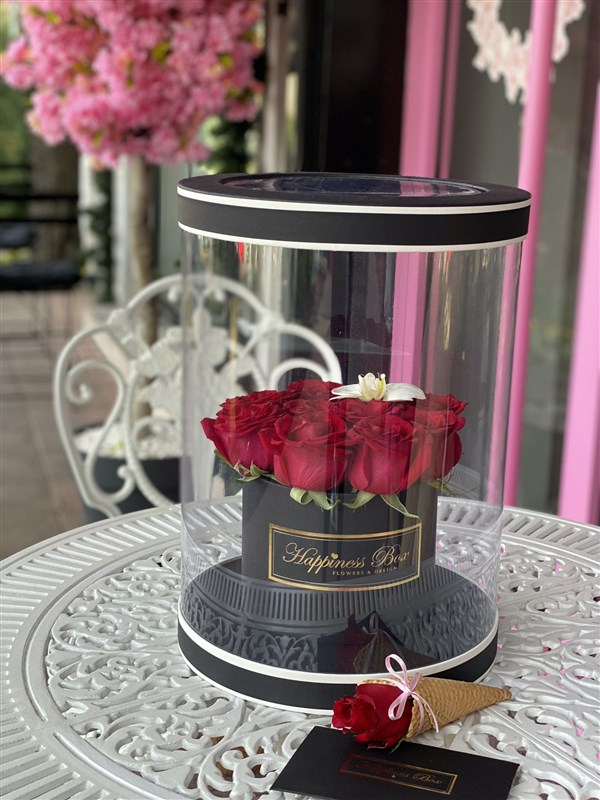 Siyah Silindir Tasarım Kutuda Kırmızı Güller ve Orkide Yaprağı