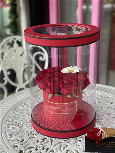 Kırmızı Silindir Tasarım Kutuda Kırmızı Güller ve Orkide Yaprağı