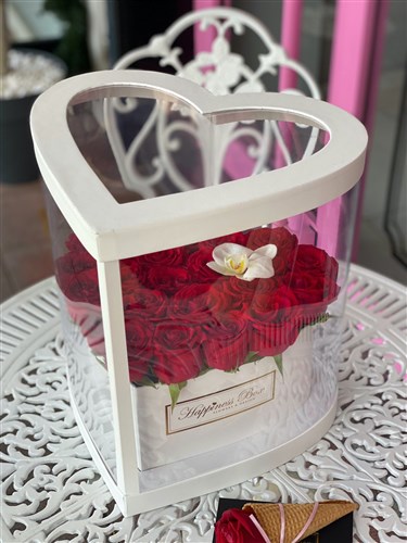 Beyaz Kalp Asetat Kutuda Kırmızı Güller ve Orkide Yaprağı