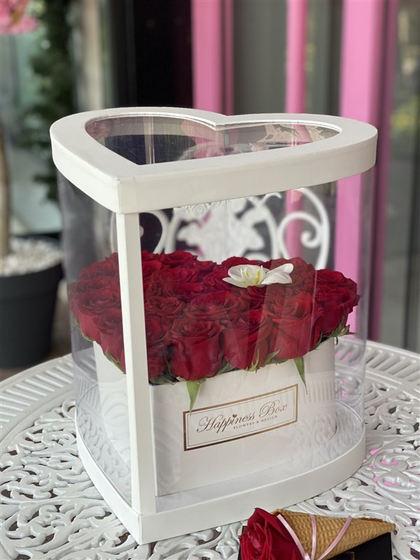 Beyaz Kalp Asetat Kutuda Kırmızı Güller ve Orkide Yaprağı