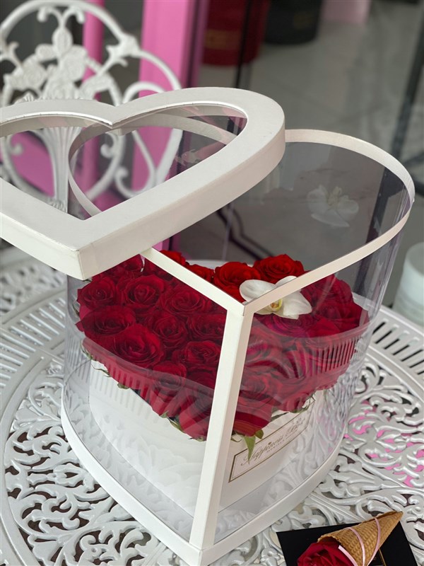 Beyaz Kalp Asetat Kutuda Kırmızı Güller ve Orkide Yaprağı