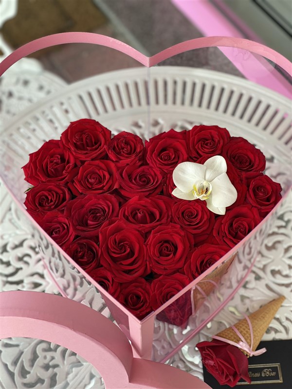 Pembe Kalp Asetat Kutuda Kırmızı Güller