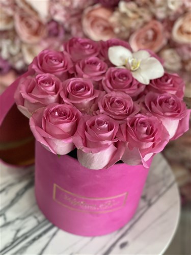 Pembe Orta Boy Silindir Kutuda Pembe İthal Güller