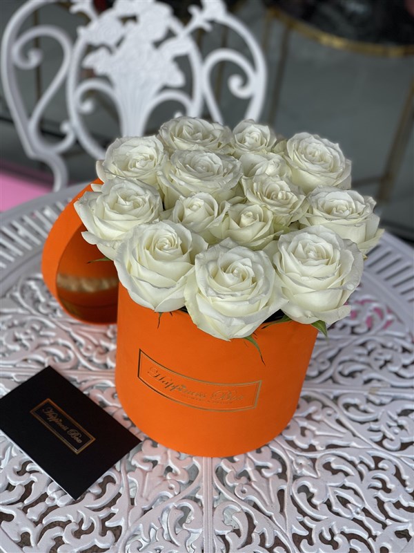 Turuncu Silindir Kutuda Güller ve Çikolatalar