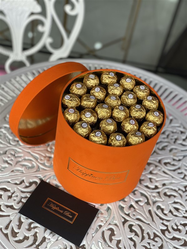 Turuncu Silindir Kutuda Güller ve Çikolatalar