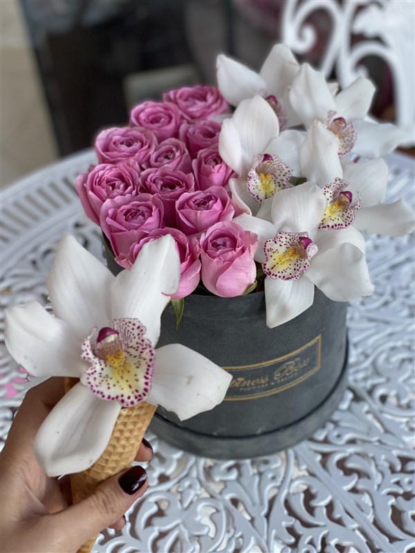 Füme Orta Boy Kutuda Pembe Güller ve Orkide