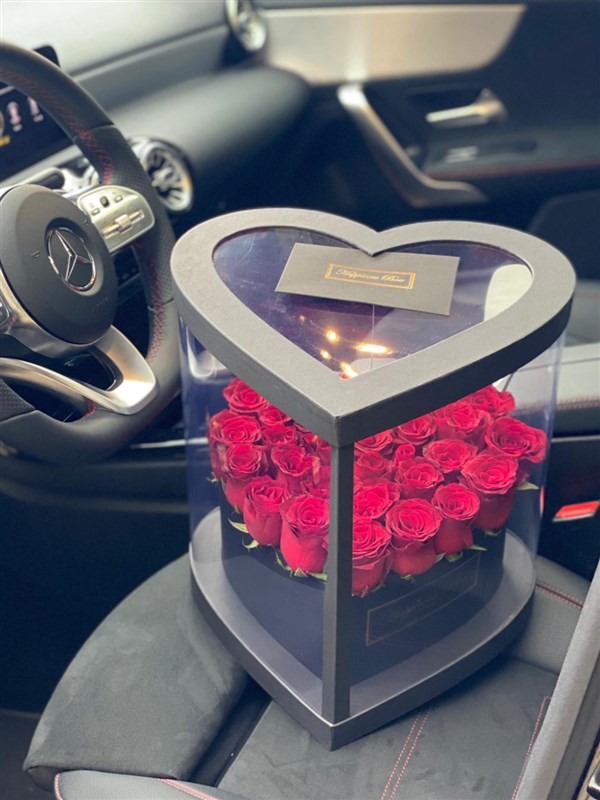 Siyah Kalp Asetat Kutuda Kırmızı Güller