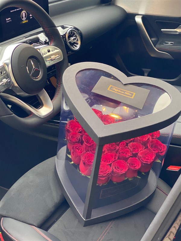 Siyah Kalp Asetat Kutuda Kırmızı Güller