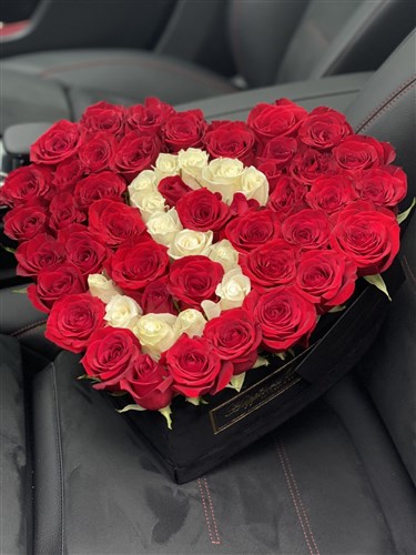 Büyük Kalpli Kutuda Kırmızı Güller ve Harf