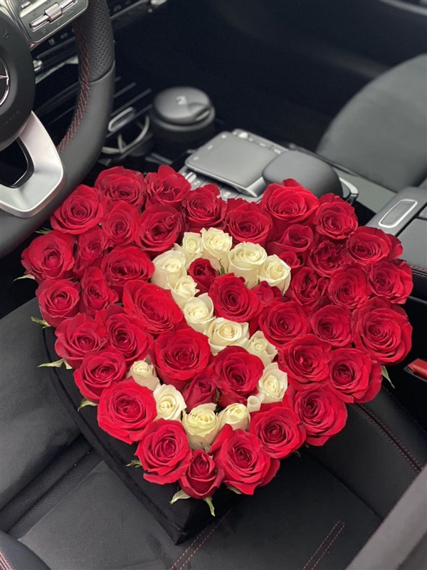 Büyük Kalpli Kutuda Kırmızı Güller ve Harf