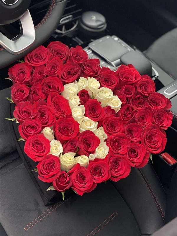 Büyük Kalpli Kutuda Kırmızı Güller ve Harf