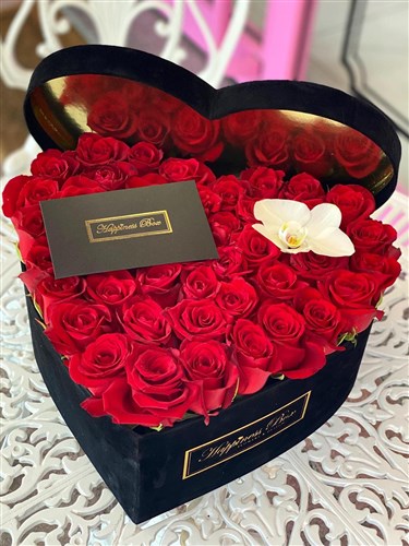 Siyah Kadife Kalpli Kutuda Kırmızı Güller