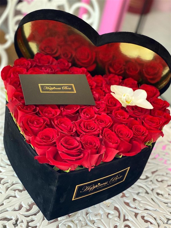 Siyah Kadife Kalpli Kutuda Kırmızı Güller