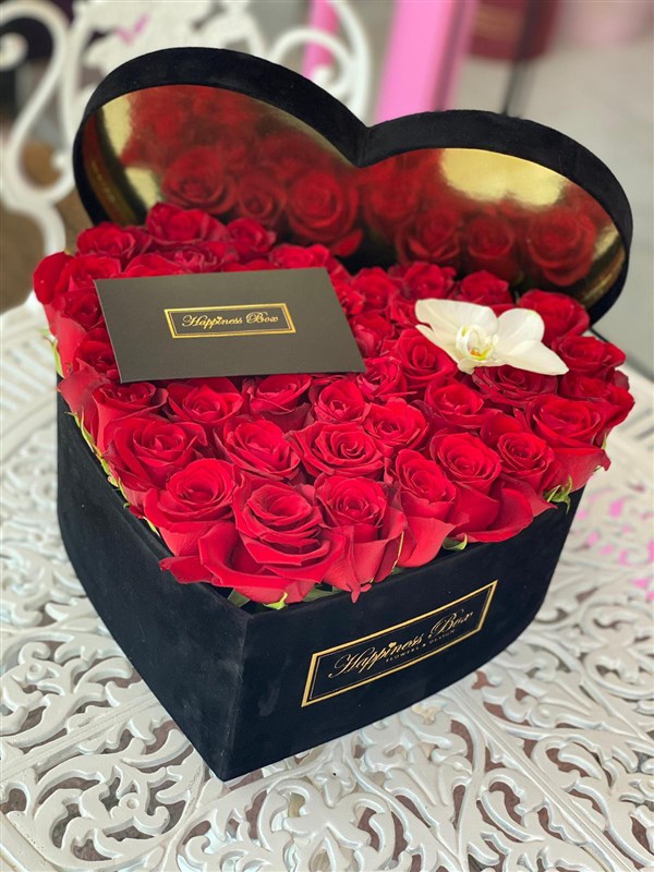 Siyah Kadife Kalpli Kutuda Kırmızı Güller