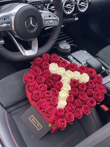 Büyük Kırmızı Kalpli Kutuda Kırmızı Güller ve Harf