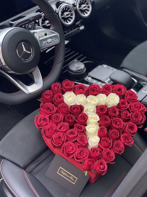 Büyük Kırmızı Kalpli Kutuda Kırmızı Güller ve Harf