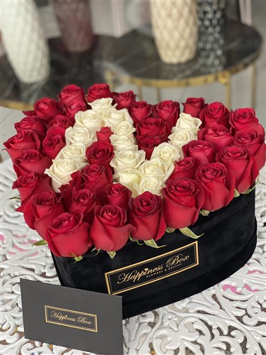Siyah Kadife Kalpli Kutuda Kırmızı Güller Ve Harf