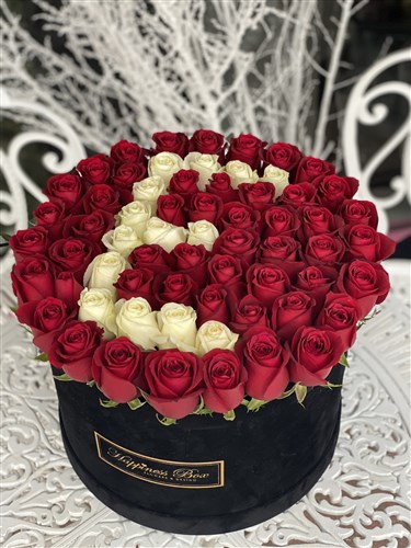 Siyah Mega Kutuda Kırmızı Güller ve Harf