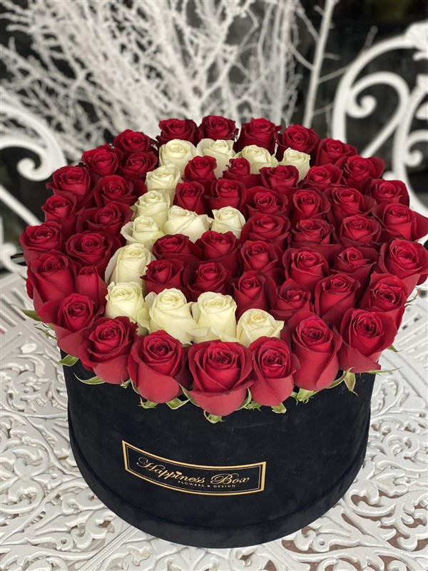 Siyah Mega Kutuda Kırmızı Güller ve Harf