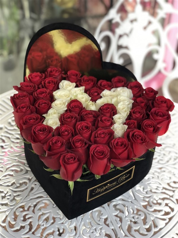 Siyah Kadife Kalpli Kutuda Kırmızı Güller ve Harf