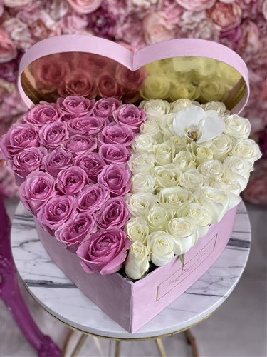 Pembe Kalpli Kutuda Pembe Beyaz Güller