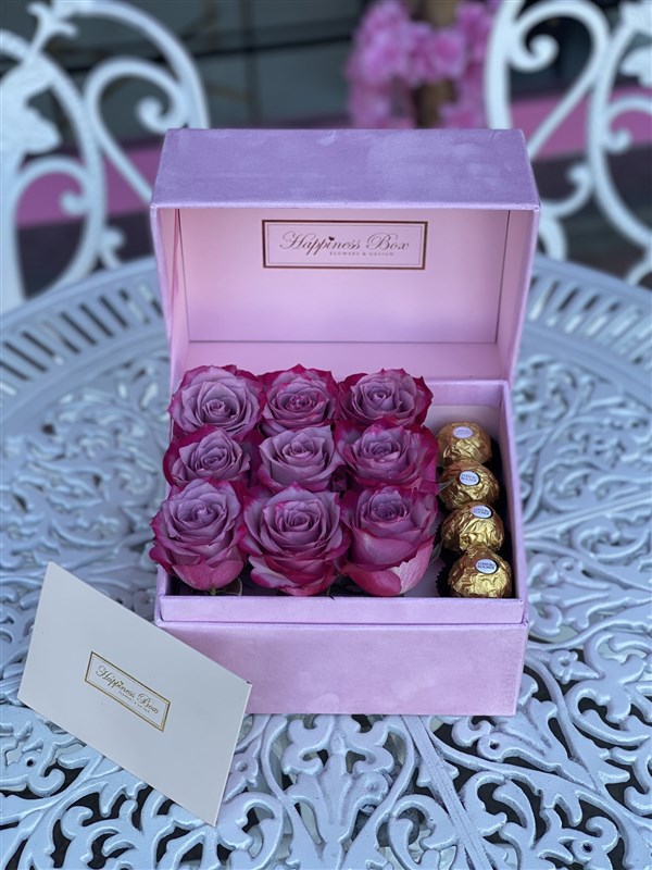 Pembe Dikdörtgen Kadife Kutuda Lila Güller ve Çikolatalar