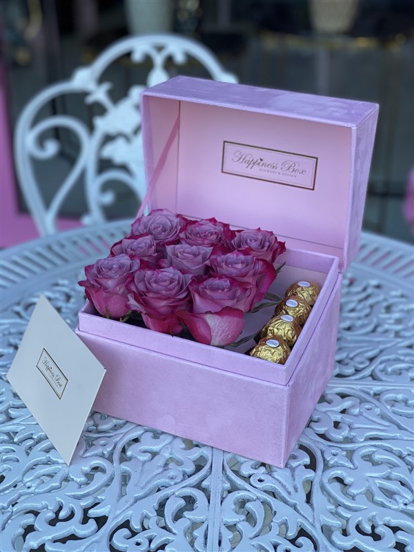 Pembe Dikdörtgen Kadife Kutuda Lila Güller ve Çikolatalar