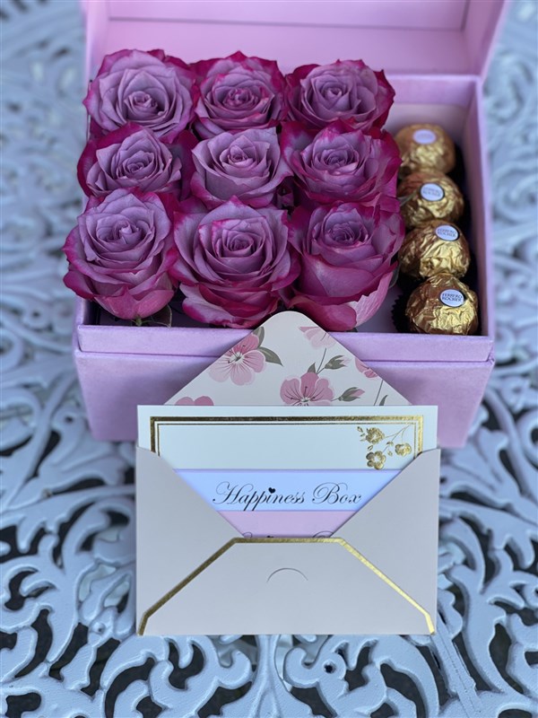 Pembe Dikdörtgen Kadife Kutuda Lila Güller ve Çikolatalar