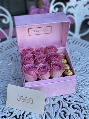 Pembe Dikdörtgen Kadife Kutuda Pembe Güller ve Çikolatalar