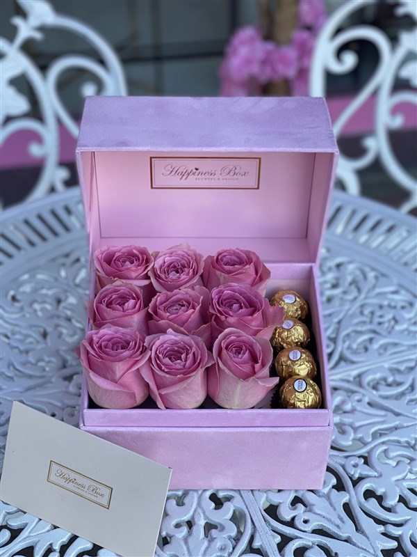 Pembe Dikdörtgen Kadife Kutuda Pembe Güller ve Çikolatalar