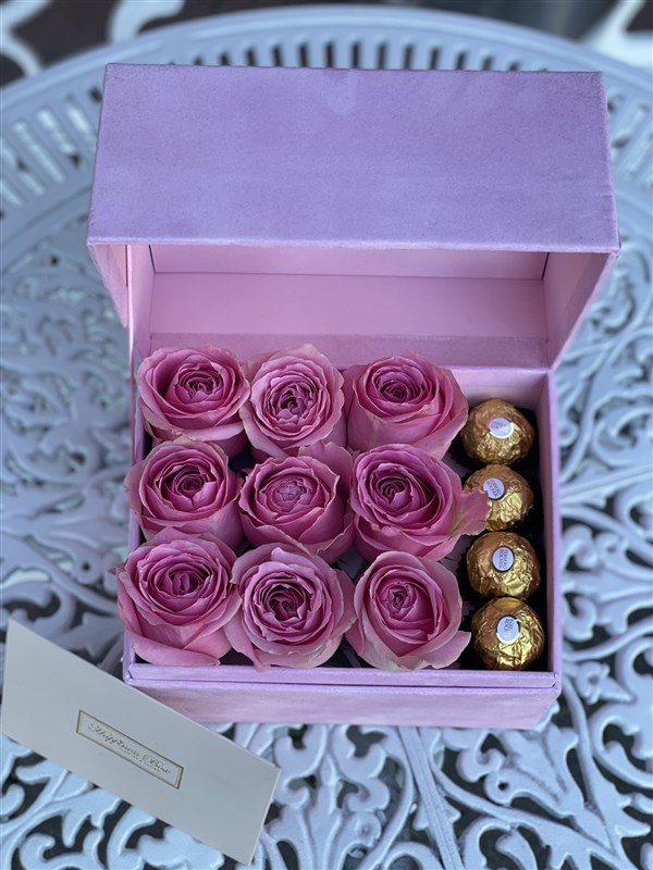 Pembe Dikdörtgen Kadife Kutuda Pembe Güller ve Çikolatalar