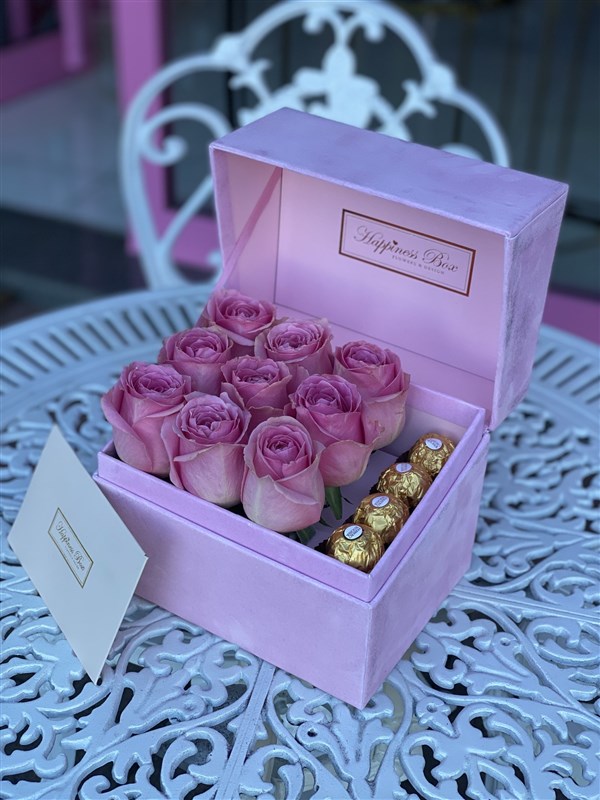 Pembe Dikdörtgen Kadife Kutuda Pembe Güller ve Çikolatalar