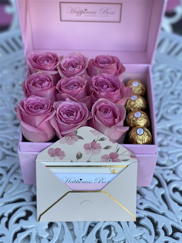 Pembe Dikdörtgen Kadife Kutuda Pembe Güller ve Çikolatalar