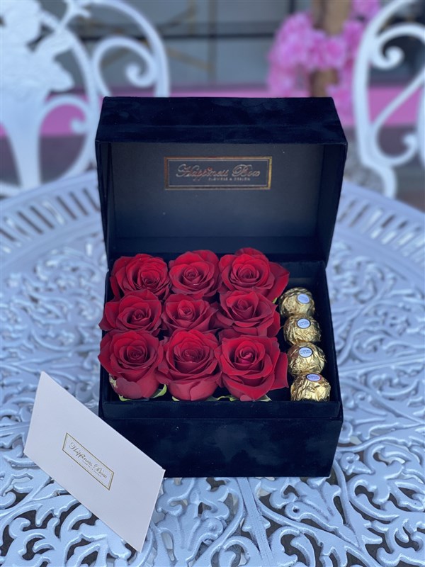 Siyah Dikdörtgen Kadife Kutuda Kırmızı Güller ve Çikolatalar