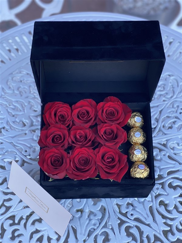 Siyah Dikdörtgen Kadife Kutuda Kırmızı Güller ve Çikolatalar