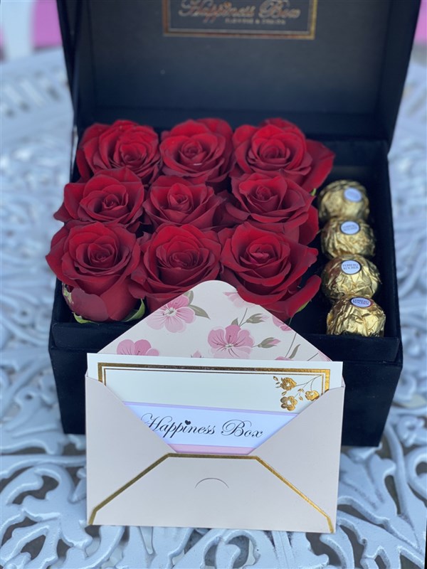 Siyah Dikdörtgen Kadife Kutuda Kırmızı Güller ve Çikolatalar