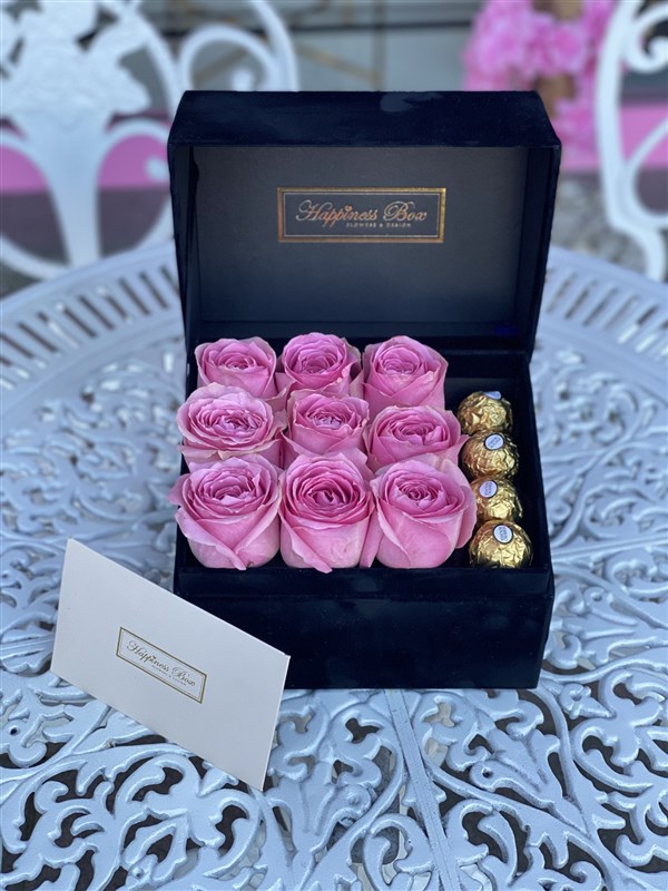 Siyah Dikdörtgen Kadife Kutuda Pembe Güller ve Çikolatalar