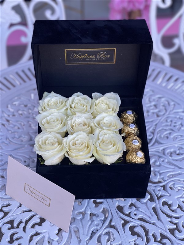 Siyah Dikdörtgen Kadife Kutuda Beyaz Güller ve Çikolatalar