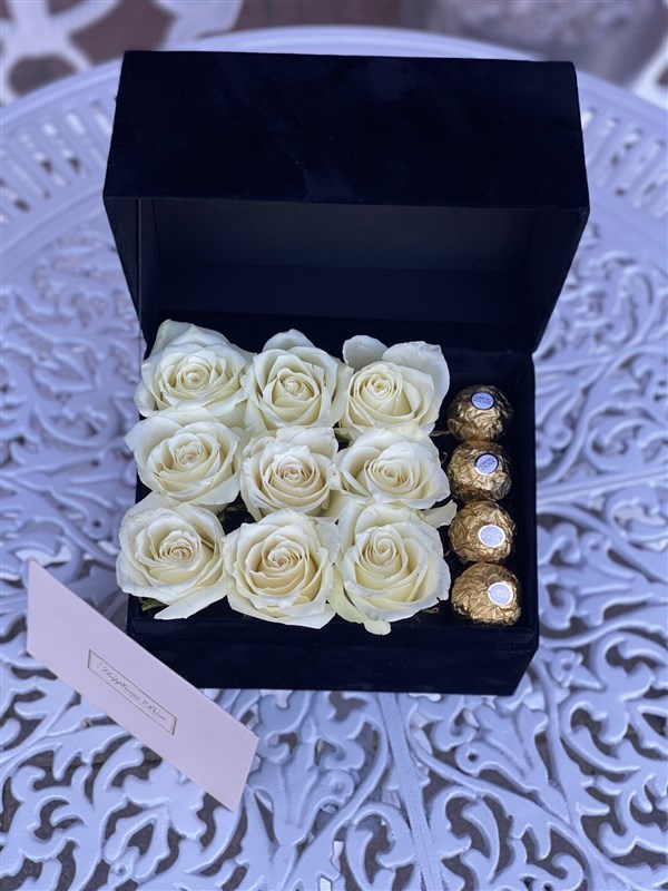 Siyah Dikdörtgen Kadife Kutuda Beyaz Güller ve Çikolatalar