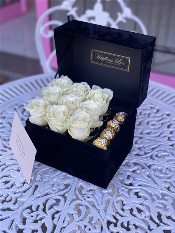 Siyah Dikdörtgen Kadife Kutuda Beyaz Güller ve Çikolatalar