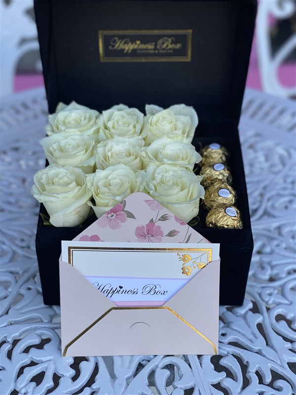 Siyah Dikdörtgen Kadife Kutuda Beyaz Güller ve Çikolatalar