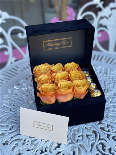 Siyah Dikdörtgen Kadife Kutuda Turuncu Güller ve Çikolatalar
