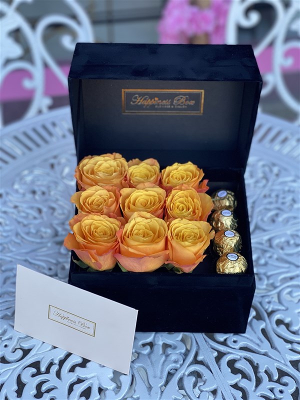 Siyah Dikdörtgen Kadife Kutuda Turuncu Güller ve Çikolatalar