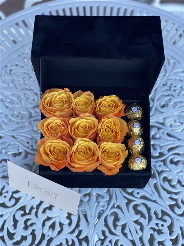 Siyah Dikdörtgen Kadife Kutuda Turuncu Güller ve Çikolatalar