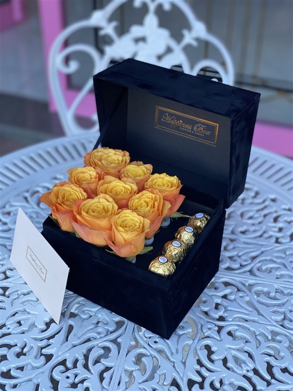 Siyah Dikdörtgen Kadife Kutuda Turuncu Güller ve Çikolatalar