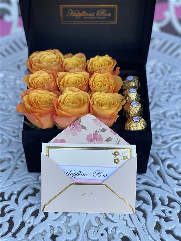 Siyah Dikdörtgen Kadife Kutuda Turuncu Güller ve Çikolatalar